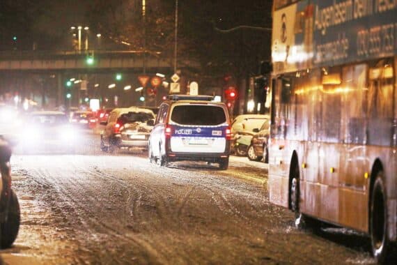 Winterliche Straßen in Berlin, symbolisieren Verkehrsprobleme und Kritik an der BVG Servicequalität.