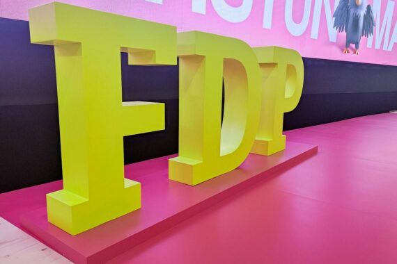 FDP-Logo vor Parteitag, symbolisiert politische Forderungen zur Kontrolle der Waschbärenpopulation.