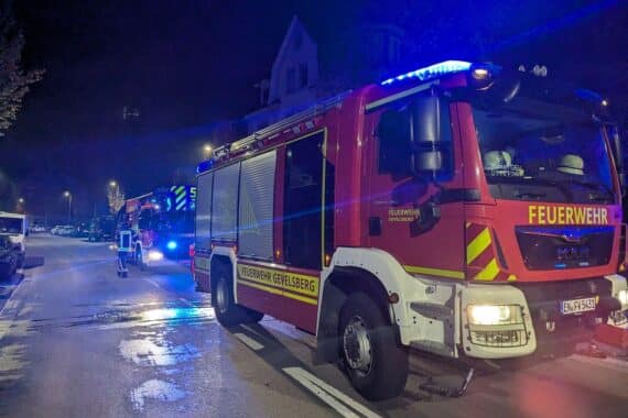 Feuerwehrfahrzeuge im Einsatz, Ölspuren, Verkehrsunfall und Rauchmelderalarm in Gevelsberg.