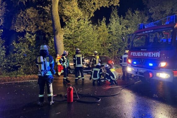 Feuerwehr befreit eingeklemmte Person aus Fahrzeug nach Verkehrsunfall in Schermbeck.