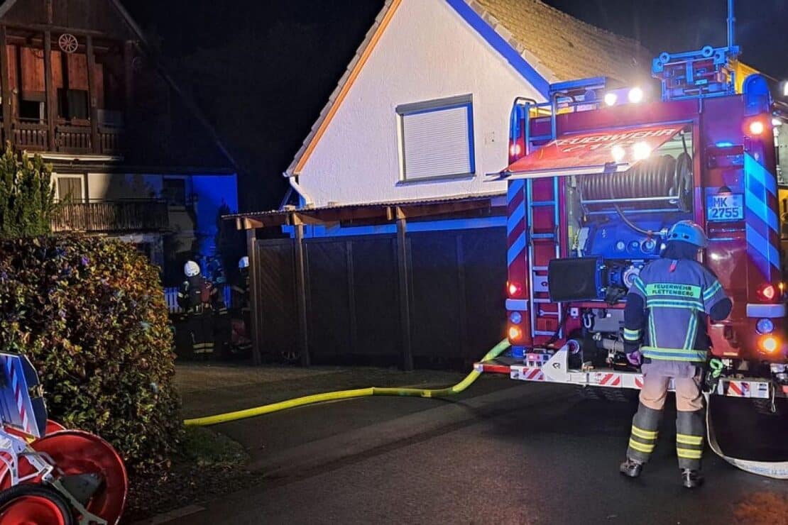 Feuerwehr löscht Brand in Mehrfamilienhaus