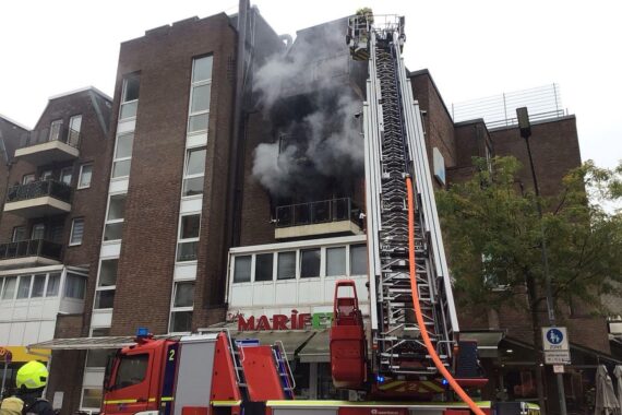 Feuerwehr löscht Brand in Wohn- und Geschäftshaus, drei Personen wurden gerettet.