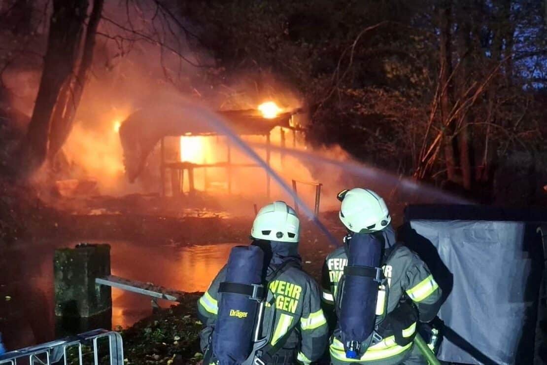 Feuerwehr löscht brennende Gartenhütte bei Drolshagen