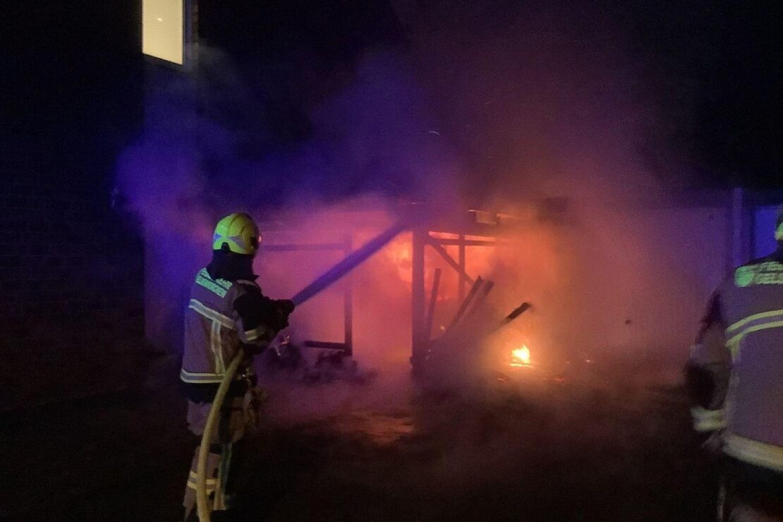 Feuerwehr verhindert Übergreifen eines Carportbrandes in Gelsenkirchen