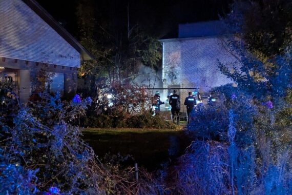 Feuerwehr löscht Brand zwischen Gebäuden; Flammen und Rauch sichtbar, Einsatzort in Kleve.