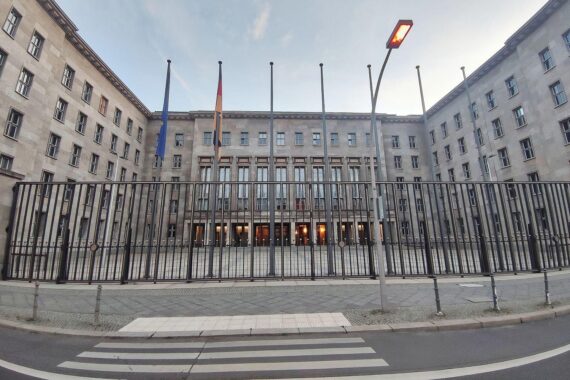 Bundesfinanzministerium als zentrales Gebäude, Symbol für finanziellen Bedarf und Entwicklungen in Deutschland.