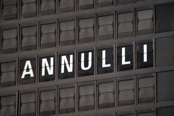 Annullierte Flüge am Münchner Flughafen wegen möglicher Drohnen im Umfeld. Sicherheit hat Priorität.