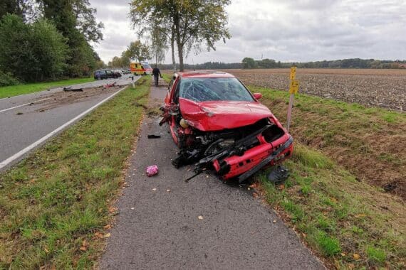 Unfall auf Ahlhorner Straße: zwei Fahrzeuge, Polizei, verletzte Personen, Unfallstelle.