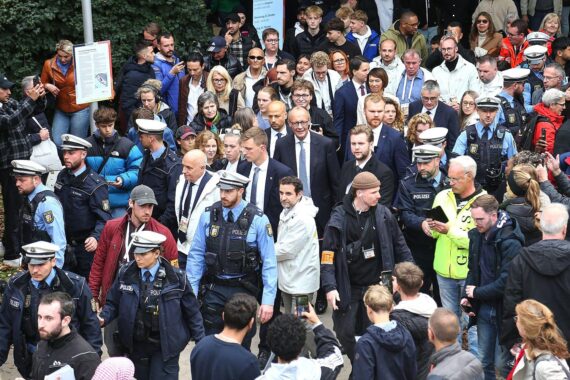 Merz in einer großen Menschenmenge beim Tag der Deutschen Einheit 2025 in Saarbrücken.