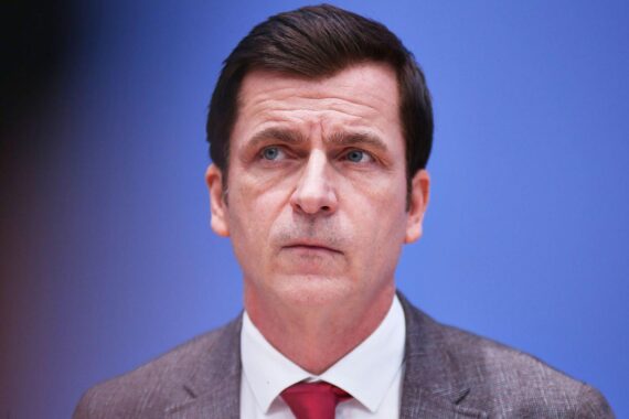 André Berghegger fordert besseren Katastrophenschutz und Koordination gegen zunehmende Bedrohungen in Deutschland.