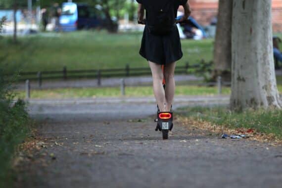 E-Scooter, Polizei, Tatverdächtiger, Ortung, Diebstahl, Drogenfahrt – schnelle Festnahme in Fürth.