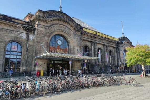 Bahnhof Dresden-Neustadt: Polizei verhaftet Mann mit Diebesgut und illegalen Substanzen.