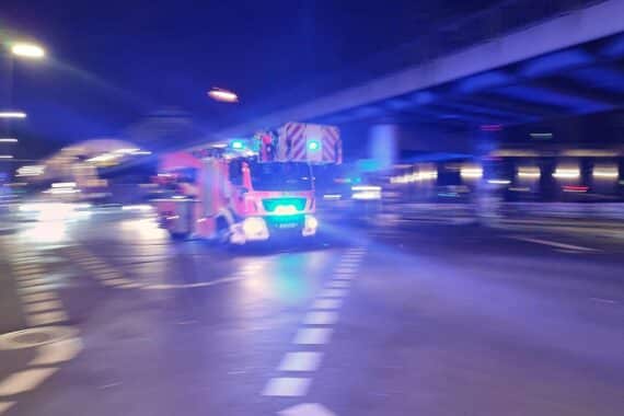 Berliner Feuerwehr im Einsatz, rettet Menschen vor giftiger Rauchwolke in Aschaffenburg.