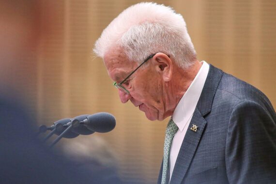 Winfried Kretschmann bei einer Pressekonferenz zur Einführung des Standarderprobungsgesetzes in Baden-Württemberg.