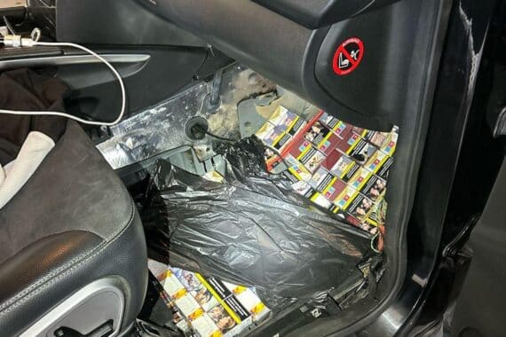 Zollbeamte kontrollieren Auto, entdecken versteckte Zigaretten, sichern 17.180 Stück bei Grenzkontrolle.