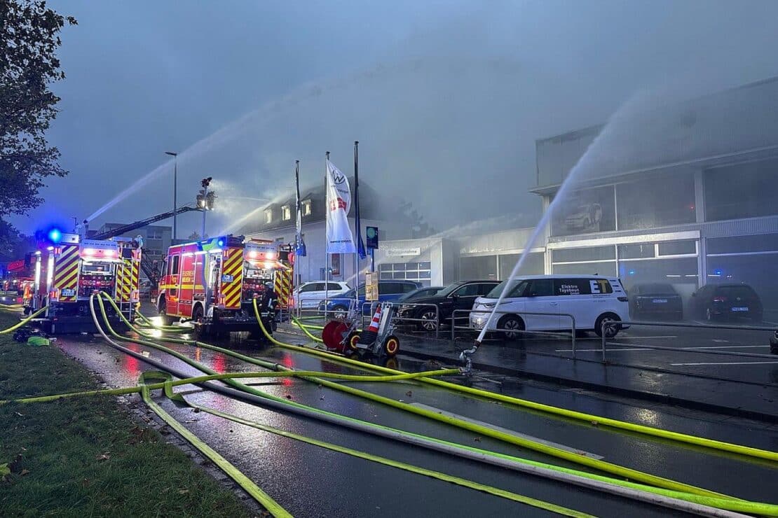 Großbrand in Mülheimer Autohaus unter Kontrolle