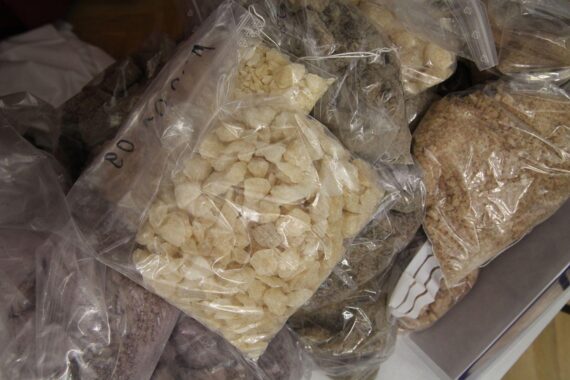 Drogenbeschlagnahmung: Amphetamin, Ecstasy, Waffen und Bargeld im Fokus der Polizei.