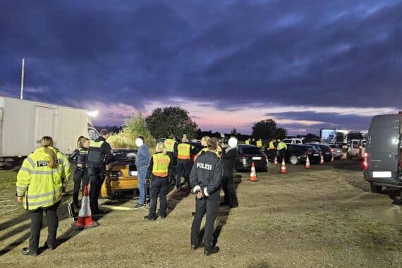 Polizei, Zoll und THW bei Verkehrskontrolle: Drogen, Alkohol und technische Verstöße festgestellt.