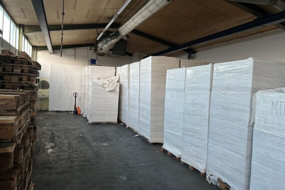 Razzia gegen Zigarettenschmuggel: Zollbeamte beschlagnahmen Millionen Zigaretten und nehmen Verdächtigen fest.