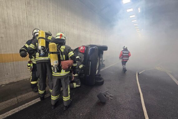 Feuerwehr im Tunnel übt Rettung nach Verkehrsunfall mit Rauch und eingeklemmten Personen.