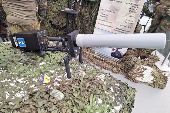 Anti-Drohnen-Gewehr im Fokus: Hamburgs Innensenator fordert stärkere Maßnahmen gegen unerlaubte Drohnenflüge.