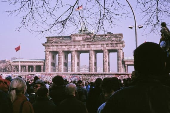Ehrliche Bilanz zur Einheit: Grüne Jugend fordert Veränderungen für Ostdeutschland und Jugendförderung.