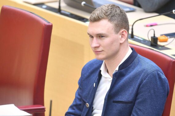 Sitzung im Innenausschuss zur Drohnenabwehr: Politiker, Fachgespräch, Sicherheitsmaßnahmen, Münchner Flughafen.