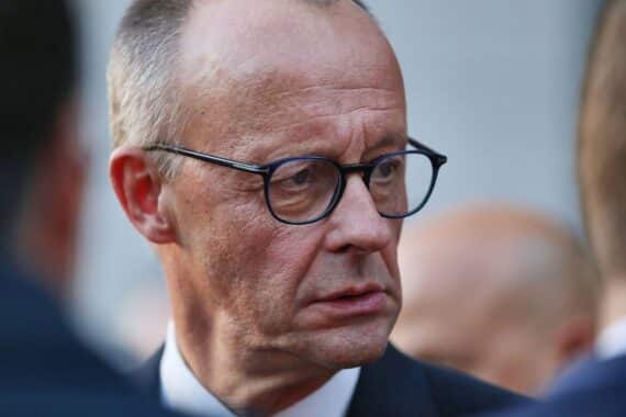 Friedrich Merz diskutiert Friedenspläne mit politischem Umfeld, symbolisiert Hoffnung auf Sicherheit und Versöhnung.