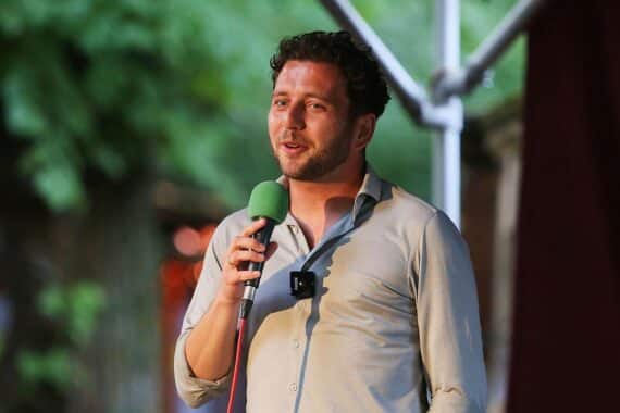 Felix Banaszak diskutiert den Schutz der Stahlindustrie und grüne Investitionen in Europa.