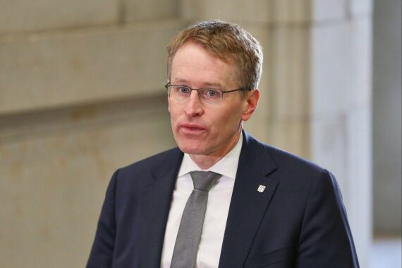 Daniel Günther betont klare Distanz der CDU zur AfD in Berlin. Politische Haltung sichtbar.