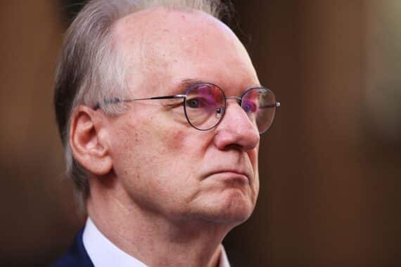 Reiner Haseloff fordert Reformen für Deutschland, symbolisiert durch Politik und Zusammenarbeit im Bild.