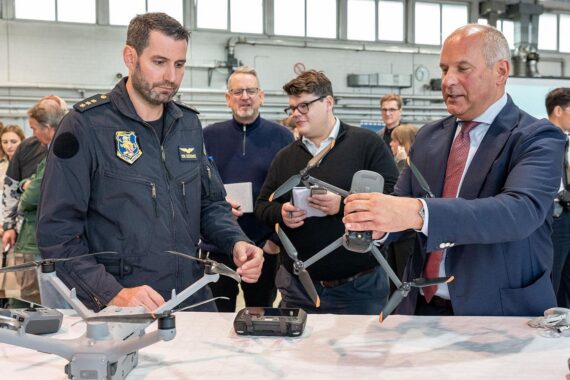 Innenminister Poseck und Polizeifliegerstaffelleiter präsentieren Drohnenabwehrtechnik in Hessen.