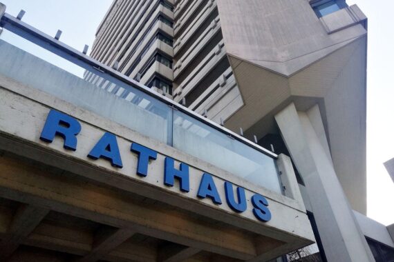 Rathaus Offenbach mit Fokus auf Hessen's Finanzausgleich und kommunale Zusammenarbeit.