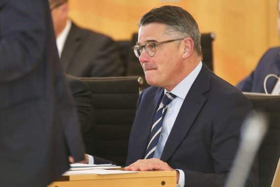 Boris Rhein erinnert an Opfer des Terrorangriffs und fordert gegen Antisemitismus Stellung zu beziehen.