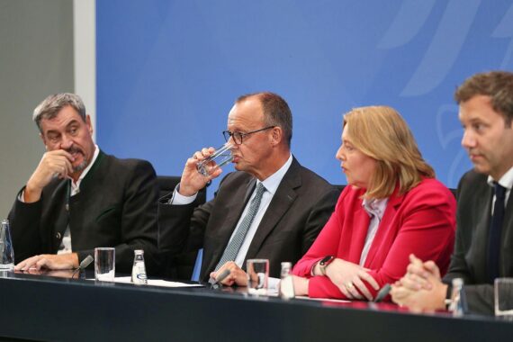 Politiker der Union und SPD diskutieren enttäuschte Wählerstimmen und Umfragewerte.