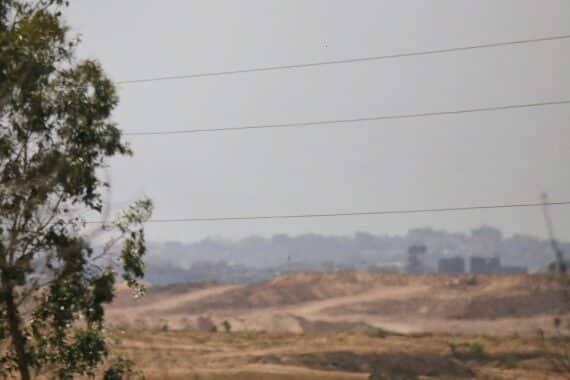 Blick auf Grenzregion Israel-Gaza, Konflikt, militärische Präsenz, angespannte Situation, mögliche Waffenruhe.