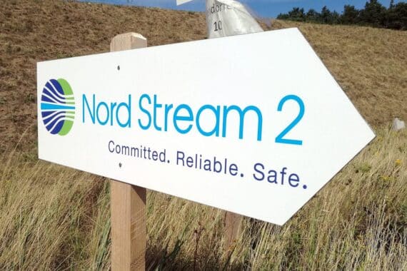 Hinweisschild der Nord Stream 2-Pipeline vor dem Hintergrund der geopolitischen Spannungen und Sabotage.