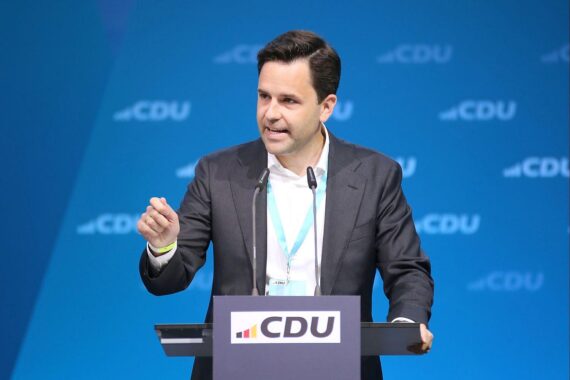 Johannes Winkel diskutiert gegen AfD-Zusammenarbeit, betont Stabilität in unsicheren Zeiten.