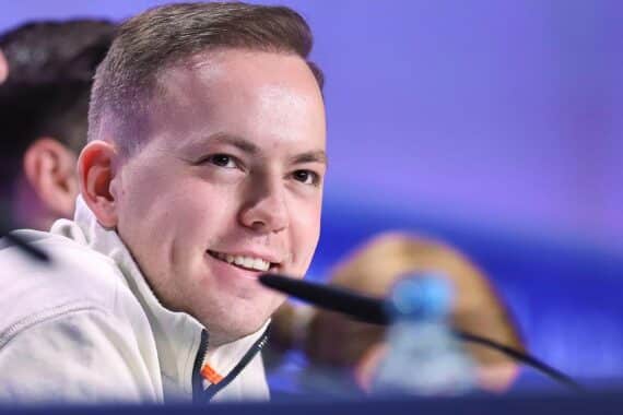 Junger Politiker, jubelnde CDU-Mitglieder, Nominierung zum Landtagskandidaten, Wittenberg, politische Aufbruchsstimmung.