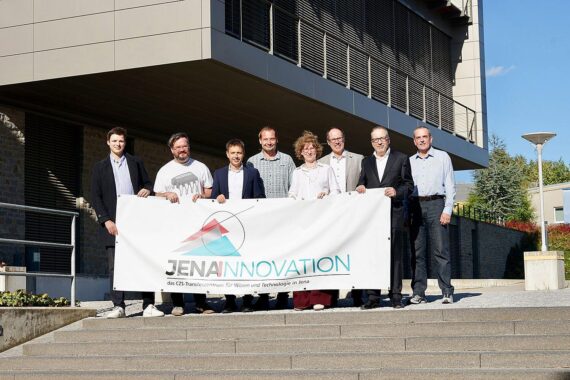 Gruppenporträt von Wissenschaftlern und Führungskräften der Universität Jena, Zusammenarbeit für Innovation.