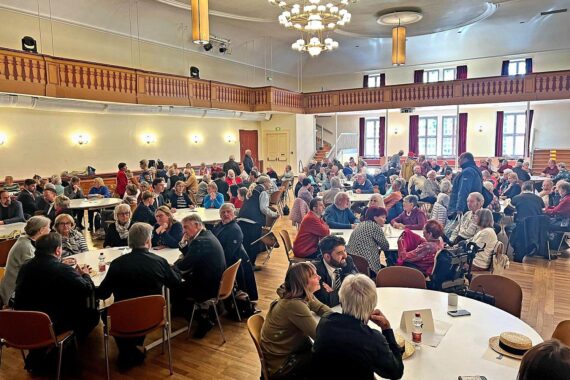 Bürger aus Jena feiern Einheit mit Erlangen: Stadtführungen, Konzerte, Sport und Gespräche.