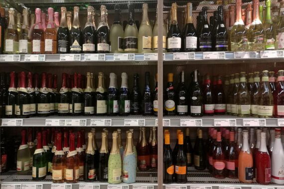 Szenen von Alkohol und Zigaretten in Geschäften, die Jugendschutz nicht einhalten.