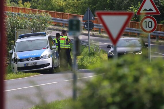 Verkehrskontrolle an der Grenze, symbolisiert Herausforderungen in der Migrationspolitik und Integration.