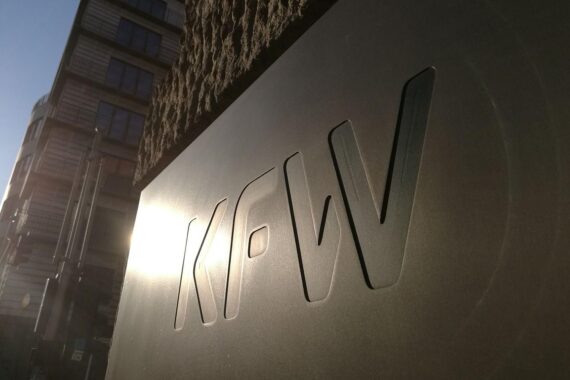 KfW Gebäude mit Mitarbeitern, symbolisiert Personalabbau und Effizienzsteigerung in der Entwicklungsbank.