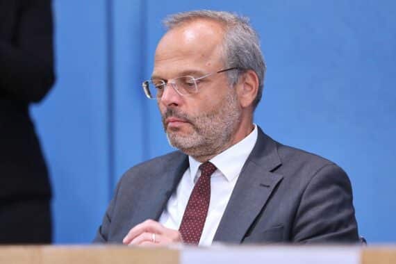 Felix Klein spricht über Antisemitismus und fehlende Solidarität in Deutschland.