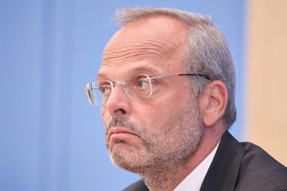 Felix Klein spricht über Antisemitismusbekämpfung und fordert wirksameres Strafrecht in Deutschland.