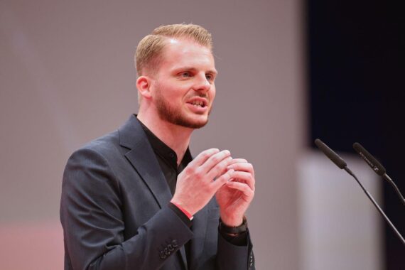 Tim Klüssendorf bei Pressekonferenz: Forderung nach Zustimmung zum Rentenpaket von CDU/CSU.