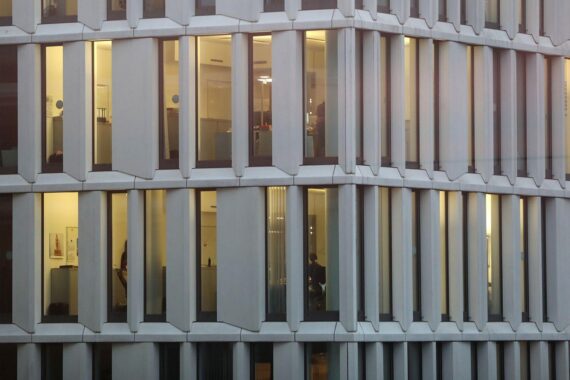 Grafik von Büros mit Anzeichen für erhöhten Fachkräftebedarf in Ostdeutschland.