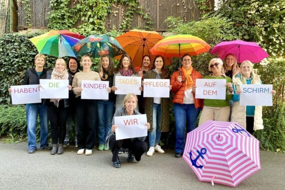 Infostand zur Kindertagespflege mit Beratung und Informationen für Interessierte und Eltern.