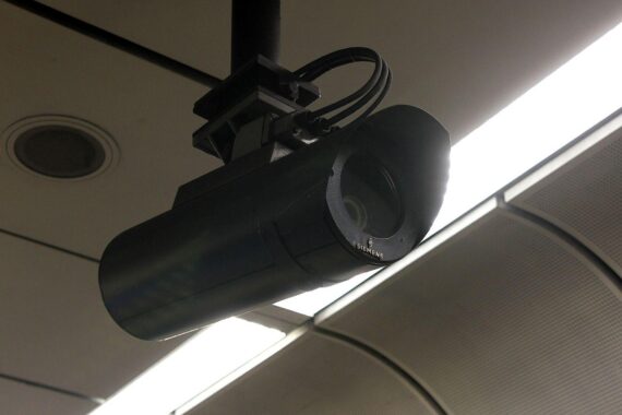 Überwachungskamera am Bahnhof, Fokus auf Sicherheit und KI-Technologien zur Gefahrenabwehr.